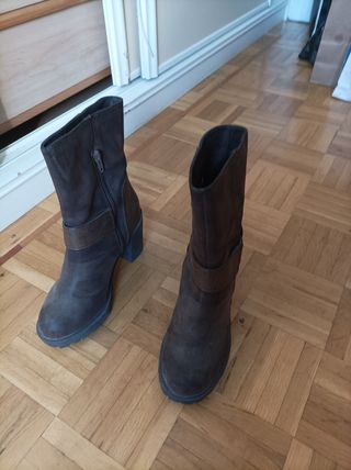 Botines de antelina marrones con hebilla