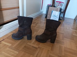Botines de antelina marrones con hebilla