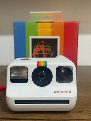 Polaroid bianca con arcobaleno