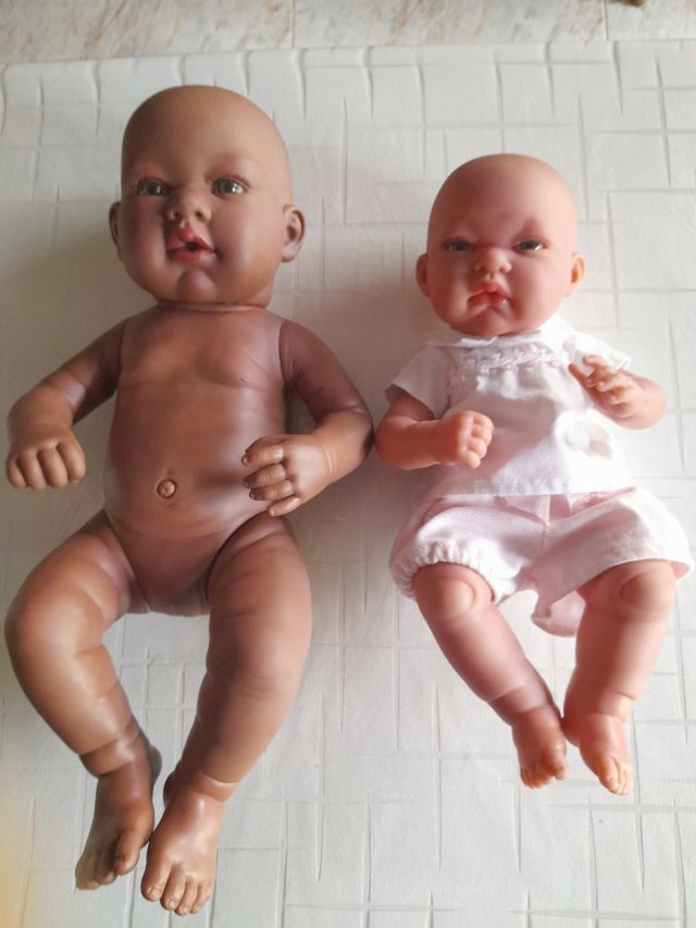 Muñecas Arias y Antonio Juan.