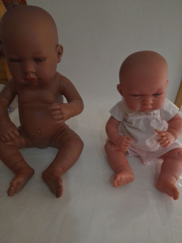 Muñecas Arias y Antonio Juan.