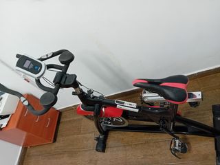 Bicicleta de Spinning Negra y Roja