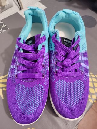 Zapatillas running moradas y turquesa