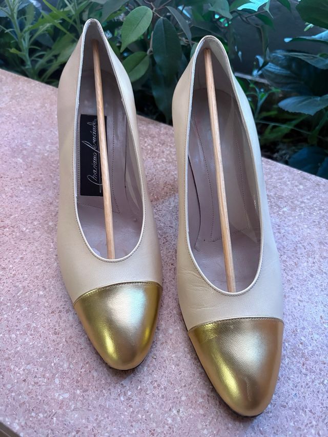 Zapatos de salón Chanel beige y oro