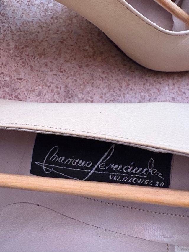 Zapatos de salón Chanel beige y oro