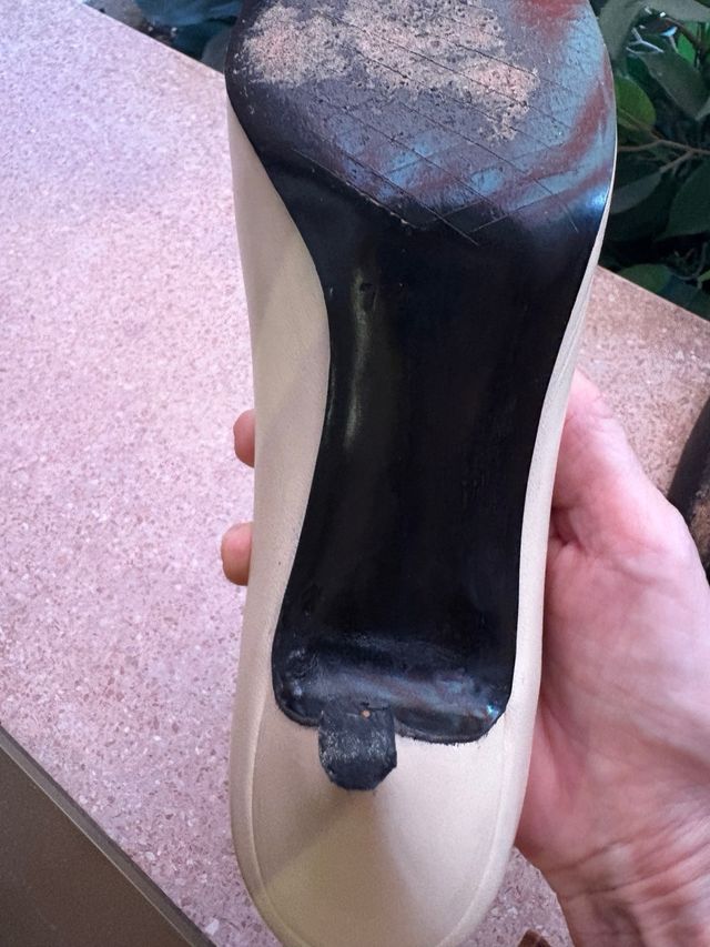 Zapatos de salón Chanel beige y oro