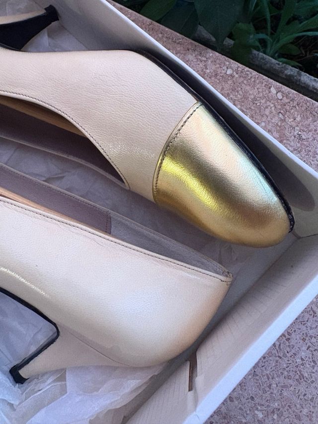 Zapatos de salón Chanel beige y oro