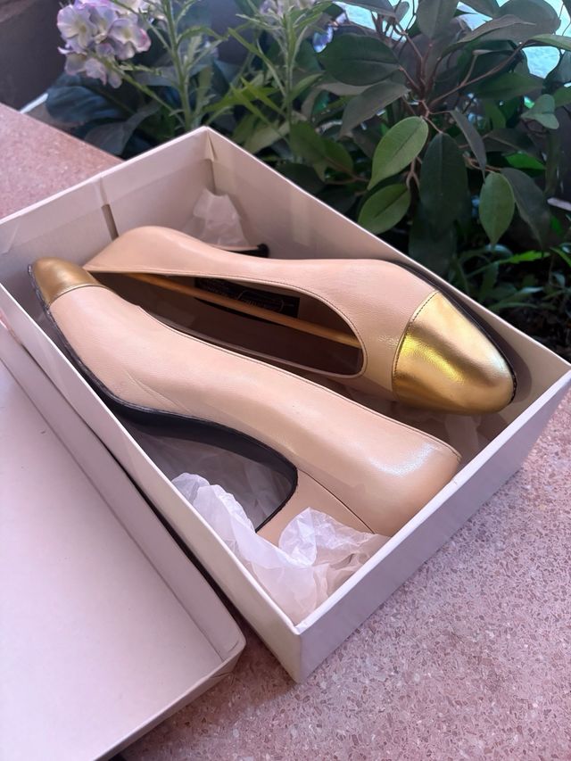 Zapatos de salón Chanel beige y oro