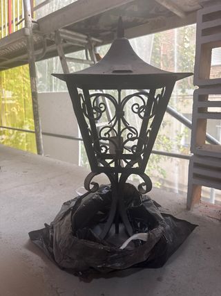 Farola de metal negra vintage