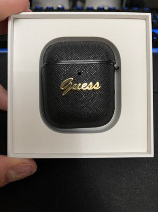 Apple AirPods 2da Gen + Funda Guess Negra