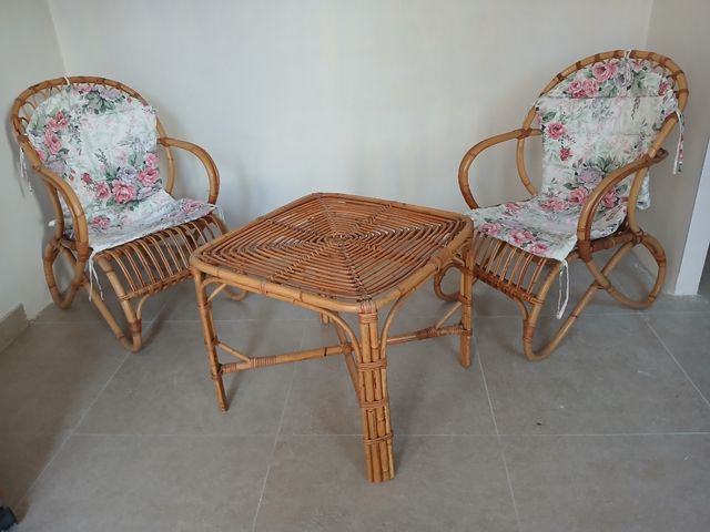 Conjunto mimbre: 2 sillas y mesa exterior