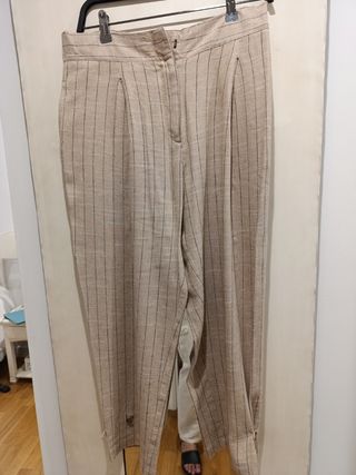 Pantalón de rayas Zara beige
Da talla 