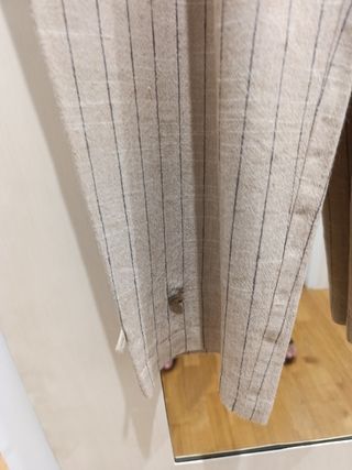 Pantalón de rayas Zara beige
Da talla 