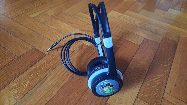 Auriculares negros y blancos. Infantiles.