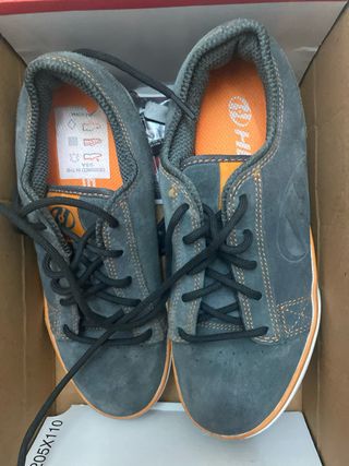 Zapatillas con ruedas grises y naranjas