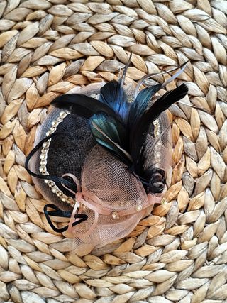 Tocado de fiesta con plumas y pedrería