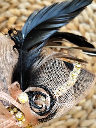Tocado de fiesta con plumas y pedrería