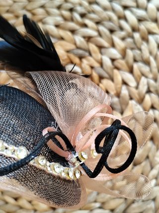 Tocado de fiesta con plumas y pedrería