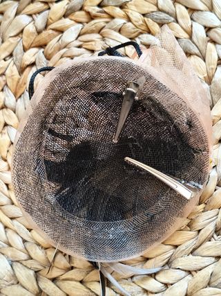 Tocado de fiesta con plumas y pedrería