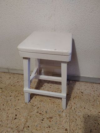 Taburete de madera blanco vintage
