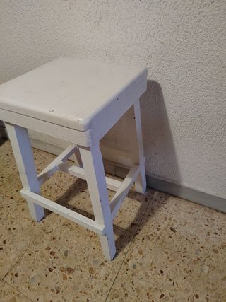 Taburete de madera blanco vintage
