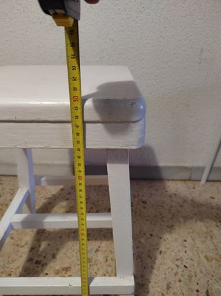 Taburete de madera blanco vintage

