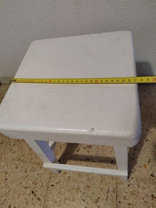 Taburete de madera blanco vintage
