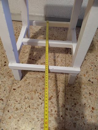 Taburete de madera blanco vintage
