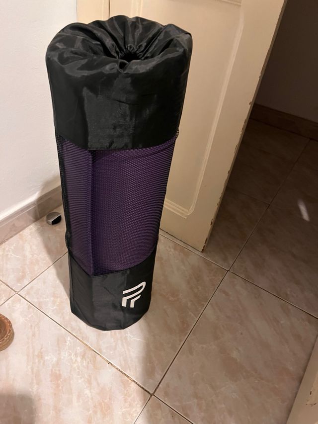 Esterilla de yoga morada con funda
