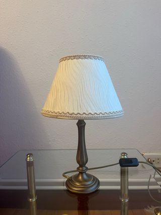 Lámpara de mesa beige y dorada