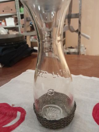 Brocca in vetro con base in metallo