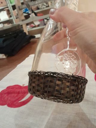 Brocca in vetro con base in metallo