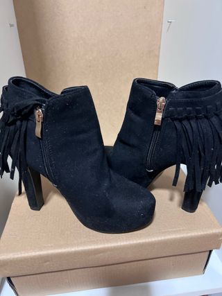 Botines negros con flecos y tacón