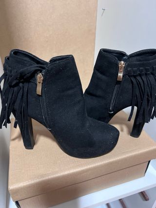 Botines negros con flecos y tacón