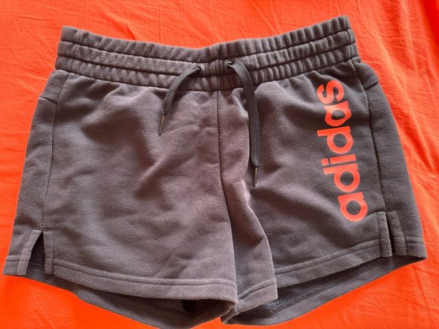 Pantalón corto deportivo Adidas gris mujer