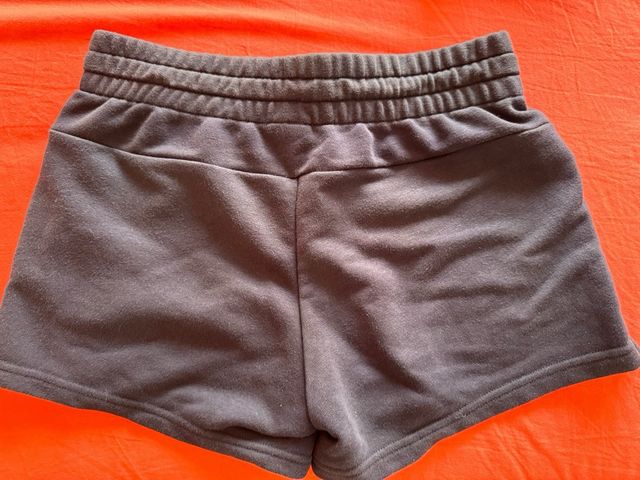 Pantalón corto deportivo Adidas gris mujer