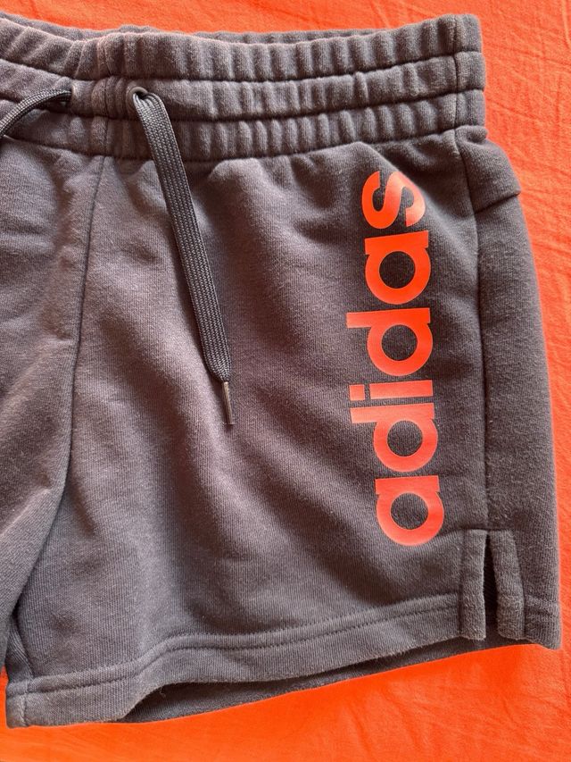 Pantalón corto deportivo Adidas gris mujer