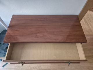 Cómoda antigua de madera con detalles dorados