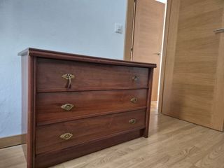 Cómoda antigua de madera con detalles dorados