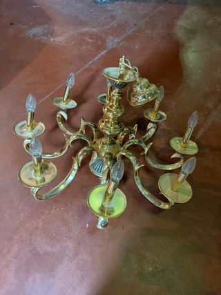 Lámpara de salón dorada de metal