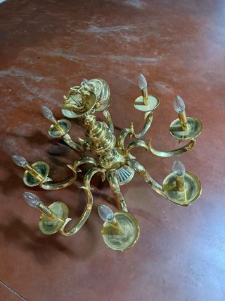 Lámpara de salón dorada de metal