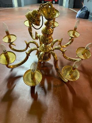 Lámpara de salón dorada de metal