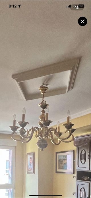 Lámpara de salón dorada de metal