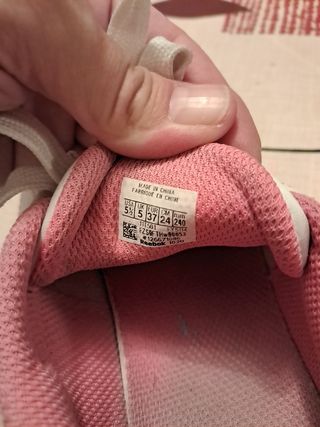 Deportivas blancas y rosas