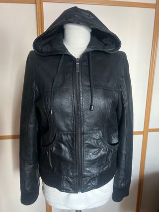 Cazadora de cuero con capucha