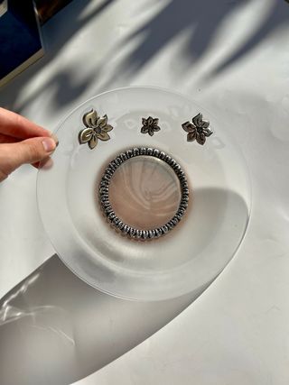 Piatto Decorativo Claraluna – Ricami  Argentati