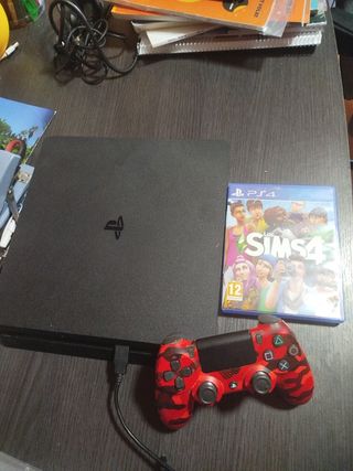PS4 con mando camuflaje y Los Sims 4