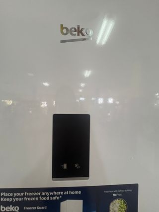 CONGELADOR VERTICAL BEKO 186X60 INOX- BLANCO