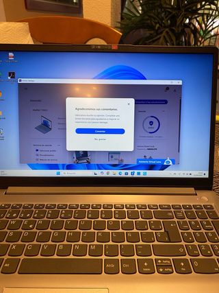 Ordenador portátil gris  y negro