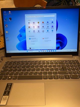 Ordenador portátil gris  y negro